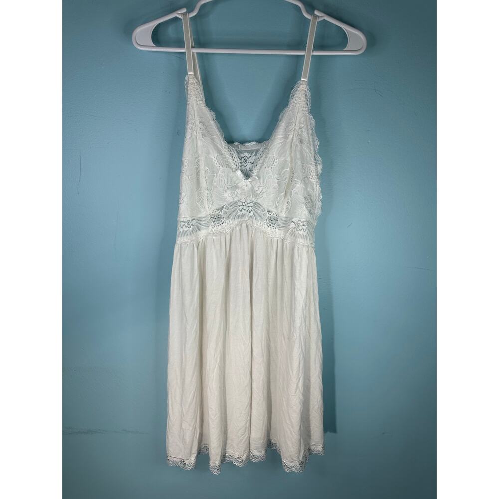 white chemise/slip  featuring scalloped lace detailing adjustable straps Size M